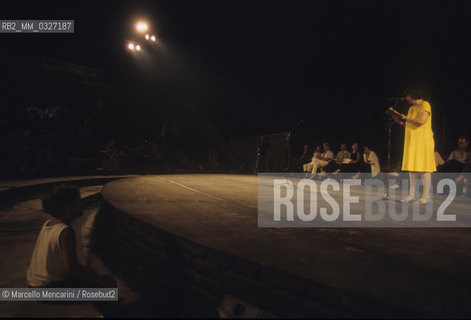 Ancient Ostia (Rome), 1994. Poetess Amelia Rosselli during a reading at Festival of the Poets / Ostia Antica (Roma), 1994. La poetessa Amelia Rosselli durante una lettura al Festival dei Poeti - ©Marcello Mencarini/Rosebud2