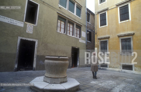 Venice, corte of the San Moisé Theater (now destroyed), where in 1810 Gioacchino Rossini made his début as an opera composer with La Cambiale di Matrimonio / Venezia, corte del teatro S. Moisé (oggi distrutto), dove il 3 novembre 1810 Gioacchino Rossini debuttò come compositore dopera con La cambiale di matrimonio - ©Marcello Mencarini/Rosebud2