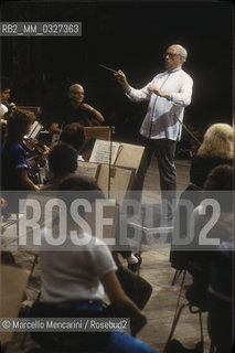 Venice, La Fenice Theater,1984.  Russian conductor and cellist Mstislav Rostropovich while conducting / Venezia, Teatro La Fenice, 1984. Il violoncellista e direttore dorchestra Mstislav Rostropovich mentre dirige - ©Marcello Mencarini/Rosebud2