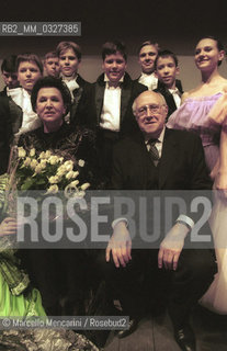 Rome, National Theater, December 21, 1999. Cellist and conductor Mstislav Rostropovich and his wife, soprano Galina Vishnevskaya, with the students of the Galina Vishnevskaya Theater-School / Roma, Teatro Nazionale, 21 dicembre 1999. Il violoncellista e direttore dorchestra Mstislav Rostropovich con la moglie, il soprano Galina Vishnevskaya e gli studenti della Scuola-Teatro Galina Vishnewskaya - ©Marcello Mencarini/Rosebud2