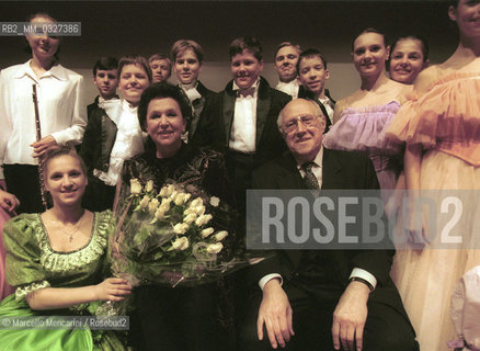 Rome, National Theater, December 21, 1999. Cellist and conductor Mstislav Rostropovich and his wife, soprano Galina Vishnevskaya, with the students of the Galina Vishnevskaya Theater-School / Roma, Teatro Nazionale, 21 dicembre 1999. Il violoncellista e direttore dorchestra Mstislav Rostropovich con la moglie, il soprano Galina Vishnevskaya e gli studenti della Scuola-Teatro Galina Vishnewskaya - ©Marcello Mencarini/Rosebud2