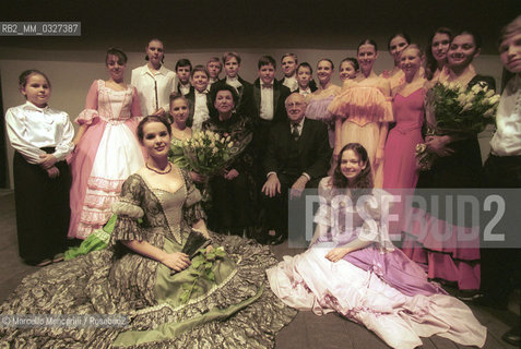 Rome, National Theater, December 21, 1999. Cellist and conductor Mstislav Rostropovich and his wife, soprano Galina Vishnevskaya, with the students of the Galina Vishnevskaya Theater-School / Roma, Teatro Nazionale, 21 dicembre 1999. Il violoncellista e direttore dorchestra Mstislav Rostropovich con la moglie, il soprano Galina Vishnevskaya e gli studenti della Scuola-Teatro Galina Vishnewskaya - ©Marcello Mencarini/Rosebud2