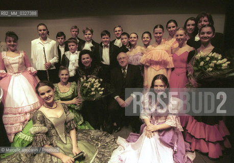 Rome, National Theater, December 21, 1999. Cellist and conductor Mstislav Rostropovich and his wife, soprano Galina Vishnevskaya, with the students of the Galina Vishnevskaya Theater-School / Roma, Teatro Nazionale, 21 dicembre 1999. Il violoncellista e direttore dorchestra Mstislav Rostropovich con la moglie, il soprano Galina Vishnevskaya e gli studenti della Scuola-Teatro Galina Vishnewskaya - ©Marcello Mencarini/Rosebud2