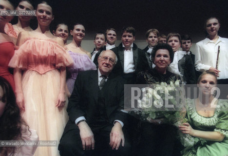 Rome, National Theater, December 21, 1999. Cellist and conductor Mstislav Rostropovich and his wife, soprano Galina Vishnevskaya, with the students of the Galina Vishnevskaya Theater-School / Roma, Teatro Nazionale, 21 dicembre 1999. Il violoncellista e direttore dorchestra Mstislav Rostropovich con la moglie, il soprano Galina Vishnevskaya e gli studenti della Scuola-Teatro Galina Vishnewskaya - ©Marcello Mencarini/Rosebud2