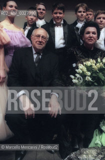 Rome, National Theater, December 21, 1999. Cellist and conductor Mstislav Rostropovich and his wife, soprano Galina Vishnevskaya, with the students of the Galina Vishnevskaya Theater-School / Roma, Teatro Nazionale, 21 dicembre 1999. Il violoncellista e direttore dorchestra Mstislav Rostropovich con la moglie, il soprano Galina Vishnevskaya e gli studenti della Scuola-Teatro Galina Vishnewskaya - ©Marcello Mencarini/Rosebud2