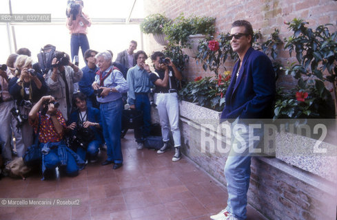 Venice Film Festival 1989. American actor Mickey Rourke during a photo call / Lido di Venezia, Mostra del Cinema di Venezia 1989. Lattore Mickey Rourke a un photo call - ©Marcello Mencarini/Rosebud2