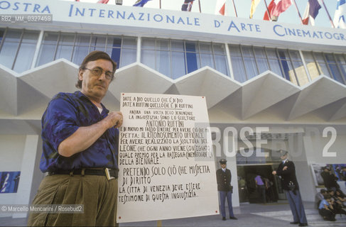 Venice Lido, Venice Film Festival 1992. Sculptor Antonio Ruffini, creator of the Golden Lion Award statue, protests in front of the Cinema Palace to obtain official recognition of his work  / Lido di venezia, Mostra del Cinema di Venezia 1992. Lo scultore Antonio Ruffini, autore della statua del premio Leone doro, protesta davanti al palazzo del Cinema per ottenere il riconoscimento ufficiale della sua opera - ©Marcello Mencarini/Rosebud2