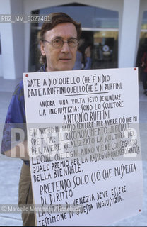 Venice Lido, Venice Film Festival 1992. Sculptor Antonio Ruffini, creator of the Golden Lion Award statue, protests in front of the Cinema Palace to obtain official recognition of his work  / Lido di venezia, Mostra del Cinema di Venezia 1992. Lo scultore Antonio Ruffini, autore della statua del premio Leone doro, protesta davanti al palazzo del Cinema per ottenere il riconoscimento ufficiale della sua opera - ©Marcello Mencarini/Rosebud2