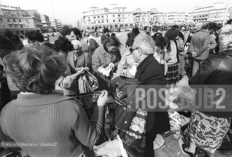 Ostia (Rome), 1980. Russian Jews temporarily living in Ostia waiting to leave for the United States. Market with their typical products / Ostia (Roma), 1980. Ebrei russi di passaggio a Ostia in attesa di partire per gli Stati Uniti. Mercato con i loro prodotti tipici - ©Marcello Mencarini/Rosebud2