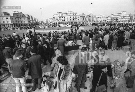 Ostia (Rome), 1980. Russian Jews temporarily living in Ostia waiting to leave for the United States. Market with their typical products / Ostia (Roma), 1980. Ebrei russi di passaggio a Ostia in attesa di partire per gli Stati Uniti. Mercato con i loro prodotti tipici - ©Marcello Mencarini/Rosebud2