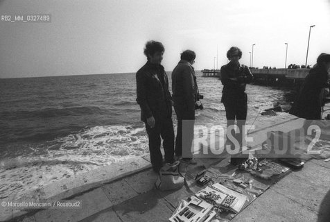 Ostia (Rome), 1980. Russian Jews temporarily living in Ostia waiting to leave for the United States. Market with their typical products / Ostia (Roma), 1980. Ebrei russi di passaggio a Ostia in attesa di partire per gli Stati Uniti. Mercato con i loro prodotti tipici - ©Marcello Mencarini/Rosebud2