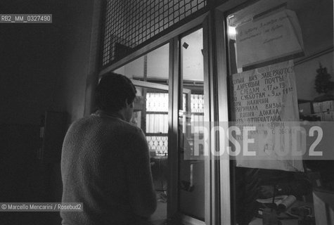 Ostia (Rome), 1980. Russian Jews temporarily living in Ostia waiting to leave for the United States. Post office in Ostia with signs in Russian / Ostia (Roma), 1980. Ebrei russi di passaggio a Ostia in attesa di partire per gli Stati Uniti. Posta di Ostia con cartelli in russo - ©Marcello Mencarini/Rosebud2