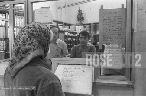 Ostia (Rome), 1980. Russian Jews temporarily living in Ostia waiting to leave for the United States. Post office in Ostia with signs in Russian / Ostia (Roma), 1980. Ebrei russi di passaggio a Ostia in attesa di partire per gli Stati Uniti. Posta di Ostia con cartelli in russo - ©Marcello Mencarini/Rosebud2