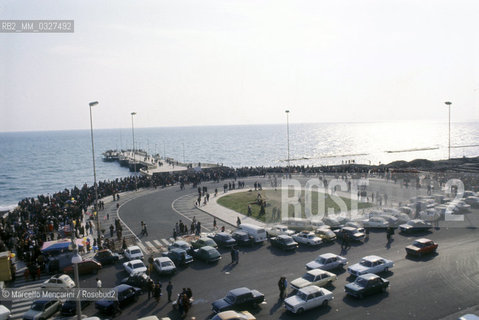 Ostia (Rome), 1980. Russian Jews temporarily living in Ostia waiting to leave for the United States. Market with their typical products on the Pontile / Ostia (Roma), 1980. Ebrei russi di passaggio a Ostia in attesa di partire per gli Stati Uniti. Mercato con i loro prodotti tipici sul Pontile - ©Marcello Mencarini/Rosebud2