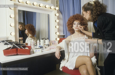 Italian showgirl Carmen Russo in her dressing room, 1984 / La showgirl Carmen Russo in camerino duranteil trucco,  1984 - ©Marcello Mencarini/Rosebud2