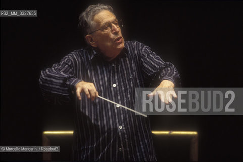 Rome, Pius XII Auditorium (concert hall of the Santa Cecilia Academy Orchestra), 1999. German conductor Kurt Sanderling performing a rehearsal / Roma, Auditorium Pio XII (sede dei concerti dellorchestra dellAccademia nazionale di Santa Cecilia), 1999. Il direttore dorchestra Kurt Sanderling durante una prova - ©Marcello Mencarini/Rosebud2