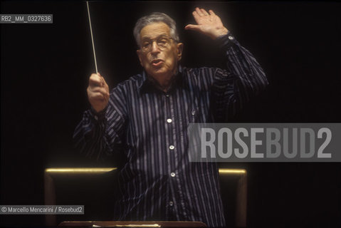 Rome, Pius XII Auditorium (concert hall of the Santa Cecilia Academy Orchestra), 1999. German conductor Kurt Sanderling performing a rehearsal / Roma, Auditorium Pio XII (sede dei concerti dellorchestra dellAccademia nazionale di Santa Cecilia), 1999. Il direttore dorchestra Kurt Sanderling durante una prova - ©Marcello Mencarini/Rosebud2