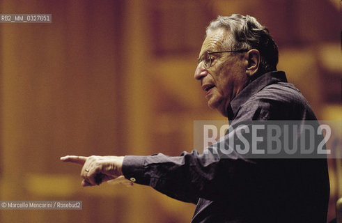 Rome, Pius XII Auditorium (concert hall of the Santa Cecilia Academy Orchestra), 1999. German conductor Kurt Sanderling performing a rehearsal / Roma, Auditorium Pio XII (sede dei concerti dellorchestra dellAccademia nazionale di Santa Cecilia), 1999. Il direttore dorchestra Kurt Sanderling durante una prova - ©Marcello Mencarini/Rosebud2