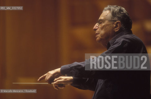 Rome, Pius XII Auditorium (concert hall of the Santa Cecilia Academy Orchestra), 1999. German conductor Kurt Sanderling performing a rehearsal / Roma, Auditorium Pio XII (sede dei concerti dellorchestra dellAccademia nazionale di Santa Cecilia), 1999. Il direttore dorchestra Kurt Sanderling durante una prova - ©Marcello Mencarini/Rosebud2