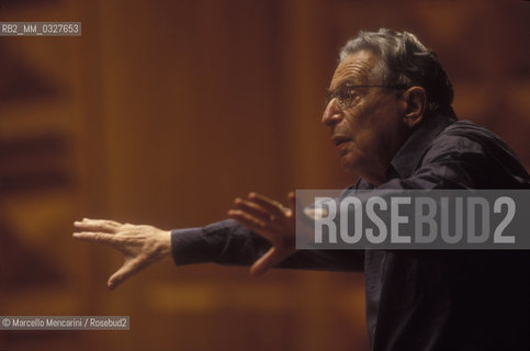 Rome, Pius XII Auditorium (concert hall of the Santa Cecilia Academy Orchestra), 1999. German conductor Kurt Sanderling performing a rehearsal / Roma, Auditorium Pio XII (sede dei concerti dellorchestra dellAccademia nazionale di Santa Cecilia), 1999. Il direttore dorchestra Kurt Sanderling durante una prova - ©Marcello Mencarini/Rosebud2