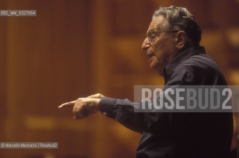 Rome, Pius XII Auditorium (concert hall of the Santa Cecilia Academy Orchestra), 1999. German conductor Kurt Sanderling performing a rehearsal / Roma, Auditorium Pio XII (sede dei concerti dellorchestra dellAccademia nazionale di Santa Cecilia), 1999. Il direttore dorchestra Kurt Sanderling durante una prova - ©Marcello Mencarini/Rosebud2