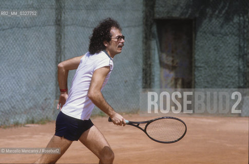 Rock guitarist Carlos Santana playing tennis (about 1985) / Il chitarrista Carlos Santana mentre gioca a tennis (1985 circa) - ©Marcello Mencarini/Rosebud2