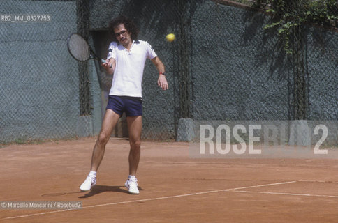 Rock guitarist Carlos Santana playing tennis (about 1985) / Il chitarrista Carlos Santana mentre gioca a tennis (1985 circa) - ©Marcello Mencarini/Rosebud2