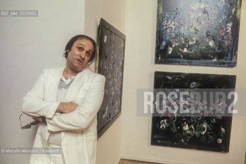 Venice, 1984. Italian artist Mario Schifano in front of some of his paintings / Venezia, 1984. Lartista Mario Schifano di fronte ad alcuni suoi quadri - ©Marcello Mencarini/Rosebud2