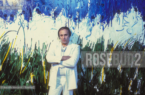 Venice, 1984. Italian artist Mario Schifano in front of one of his paintings / Venezia, 1984. Lartista Mario Schifano davanti a uno dei suoi quadri - ©Marcello Mencarini/Rosebud2