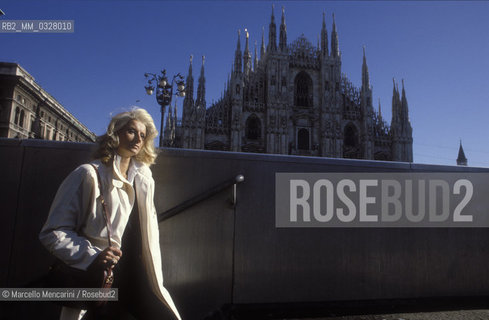 Milan, Piazza Duomo, about 1985. Angela Peppicelli Schimberni, wife of Italian manager Mario Schimberni / Milano, piazza Duomo, 1985 circa. Angela Peppicelli Schimberni, moglie del manager Mario Scimberni - ©Marcello Mencarini/Rosebud2