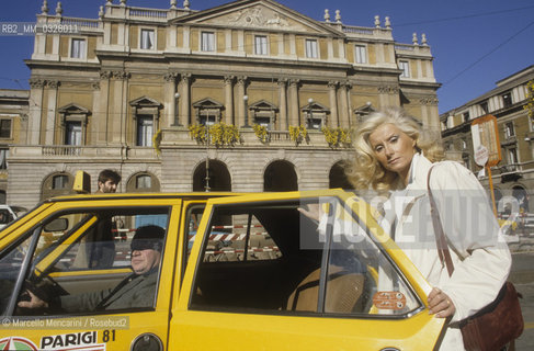 Milan, Piazza della Scala, about 1985. Angela Peppicelli Schimberni, wife of Italian manager Mario Schimberni / Milano, piazza della Scala, 1985 circa. Angela Peppicelli Schimberni, moglie del manager Mario Scimberni - ©Marcello Mencarini/Rosebud2