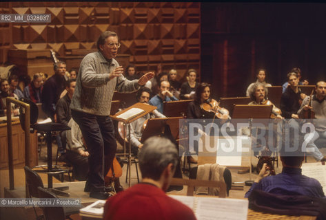 Rome, Pius XII Auditorium, 1999. German conductor and tenor Peter Schreier during a rehearsal / Roma, Auditorium Pio XII, 1999. Il direttore dorchestra Peter Schreier durante una prova - ©Marcello Mencarini/Rosebud2