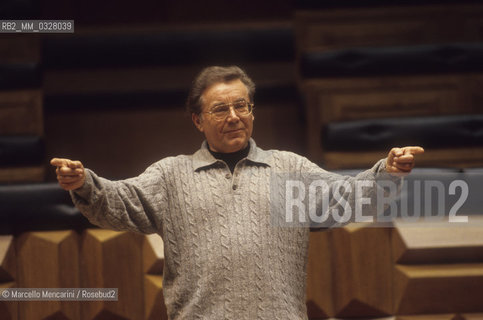 Rome, Pius XII Auditorium, 1999. German conductor and tenor Peter Schreier during a rehearsal / Roma, Auditorium Pio XII, 1999. Il direttore dorchestra Peter Schreier durante una prova - ©Marcello Mencarini/Rosebud2