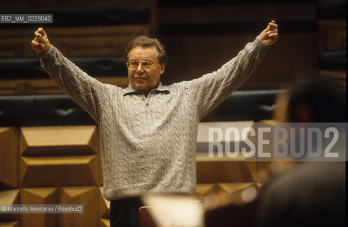 Rome, Pius XII Auditorium, 1999. German conductor and tenor Peter Schreier during a rehearsal / Roma, Auditorium Pio XII, 1999. Il direttore dorchestra Peter Schreier durante una prova - ©Marcello Mencarini/Rosebud2