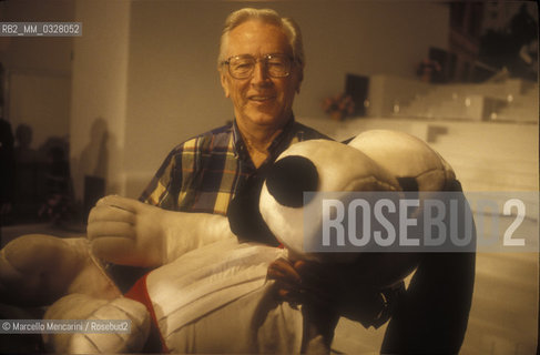 Rome, 1992. American cartoonist Charles Schulz Schulz holding a doll of his character Snoopy / Roma, 1992. Il disegnatore di fumetti  Charles Schulz con in mano un pupazzo del suo personaggio Snoopy - ©Marcello Mencarini/Rosebud2