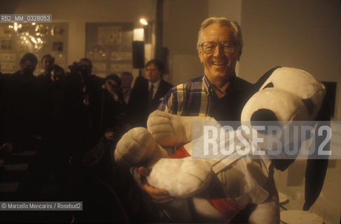 Rome, 1992. American cartoonist Charles Schulz Schulz holding a doll of his character Snoopy / Roma, 1992. Il disegnatore di fumetti  Charles Schulz con in mano un pupazzo del suo personaggio Snoopy - ©Marcello Mencarini/Rosebud2