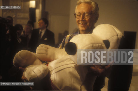 Rome, 1992. American cartoonist Charles Schulz Schulz holding a doll of his character Snoopy / Roma, 1992. Il disegnatore di fumetti  Charles Schulz con in mano un pupazzo del suo personaggio Snoopy - ©Marcello Mencarini/Rosebud2