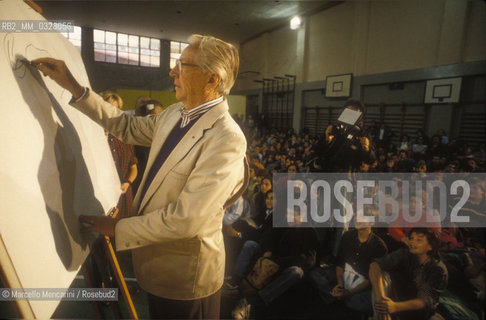 Rome, 1992. American cartoonist Charles Schulz drawing his character Snoopy / Roma, 1992. Il disegnatore di fumetti  Charles Schulz disegna il suo personaggio Snoopy- ©Marcello Mencarini/Rosebud2