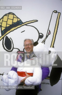 Rome, 1992. American cartoonist Charles Schulz Schulz holding a doll of his character Snoopy / Roma, 1992. Il disegnatore di fumetti  Charles Schulz con in mano un pupazzo del suo personaggio Snoopy - ©Marcello Mencarini/Rosebud2