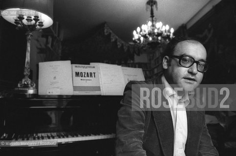 Milan, 1980. Italian composer Salvatore Sciarrino in his home / Milano, 1980. Il compositore Salvatore Sciarrino nella sua casa - ©Marcello Mencarini/Rosebud2