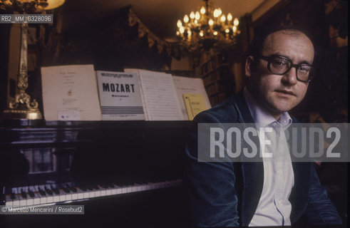 Milan, 1980. Italian composer Salvatore Sciarrino in his home / Milano, 1980. Il compositore Salvatore Sciarrino nella sua casa - ©Marcello Mencarini/Rosebud2