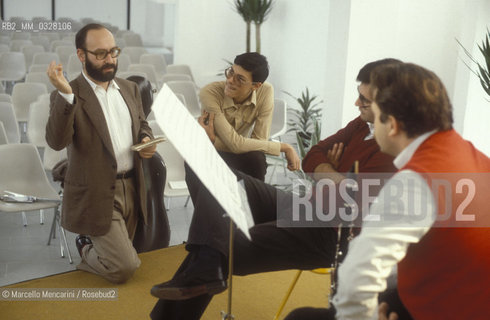 Latina, about 1985. Italian composer Salvatore Sciarrino during a rehearsal with the Logos Ensemble / Latina, 1985 circa. Il compositore Salvatore Sciarrino durante una prova con il Logos Ensemble - ©Marcello Mencarini/Rosebud2