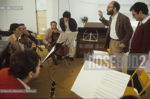 Latina, about 1985. Italian composer Salvatore Sciarrino during a rehearsal with the Logos Ensemble / Latina, 1985 circa. Il compositore Salvatore Sciarrino durante una prova con il Logos Ensemble - ©Marcello Mencarini/Rosebud2