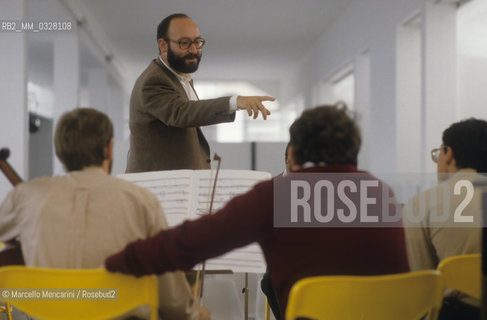 Latina, about 1985. Italian composer Salvatore Sciarrino during a rehearsal with the Logos Ensemble / Latina, 1985 circa. Il compositore Salvatore Sciarrino durante una prova con il Logos Ensemble - ©Marcello Mencarini/Rosebud2