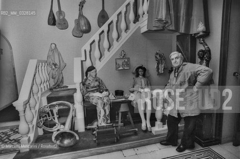 Rome, 1980. Russian painter Gregorio Sciltian at his studio with a collection of mannequins. / Roma, 1980. Il pittore Gregorio Sciltian nel suo studio - ©Marcello Mencarini/Rosebud2