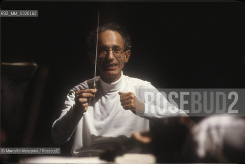 Italian conductor Claudio Scimone performing a rehearsal (1989)  / Il direttore dorchestra Claudio Scimone mentre dirige una prova (1989) - ©Marcello Mencarini/Rosebud2