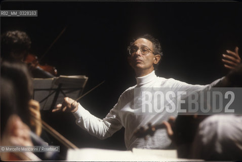 Italian conductor Claudio Scimone performing a rehearsal (1989)  / Il direttore dorchestra Claudio Scimone mentre dirige una prova (1989) - ©Marcello Mencarini/Rosebud2