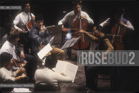 Italian conductor Claudio Scimone performing a rehearsal (1989)  / Il direttore dorchestra Claudio Scimone mentre dirige una prova (1989) - ©Marcello Mencarini/Rosebud2