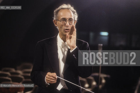 Italian conductor Claudio Scimone performing (1992) / Il direttore dorchestra Claudio Scimone durante un concerto (1992)- ©Marcello Mencarini/Rosebud2