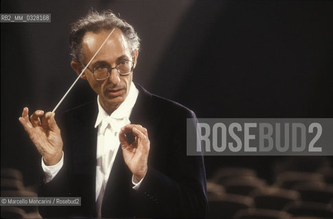 Italian conductor Claudio Scimone performing (1992) / Il direttore dorchestra Claudio Scimone durante un concerto (1992)- ©Marcello Mencarini/Rosebud2